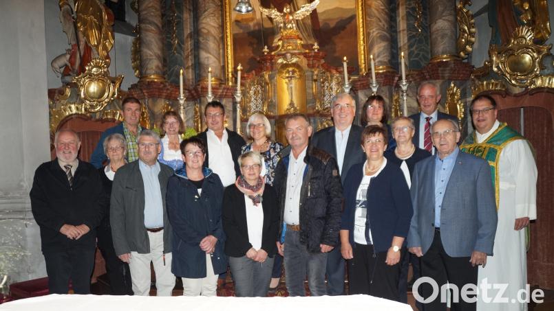 35 bis 55 Jahre sind die Paare verheiratet, die mit Pfarrer Markus Urban in der Kirche ihr Ehejubiläum feierten Bild: wel