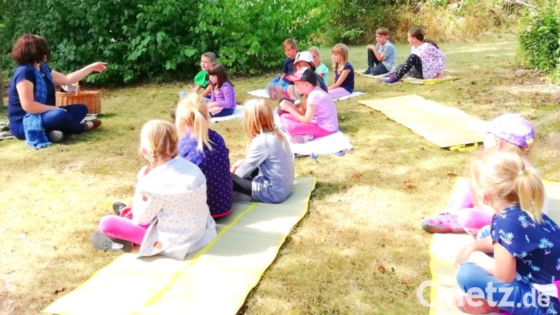 Mit ihrer Märchenstunde inmitten von Blumen und Bäumen landet der SPD-Ortsverein im Ferienprogramm einen Volltreffer. Bild: fjo