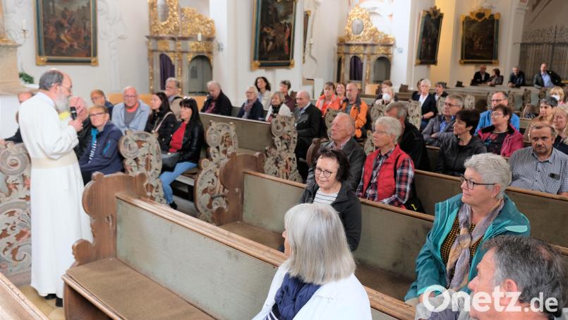 Kenntnisreich und humorvoll erläutert Pater Benedikt zahlreichen Besuchern am &quot;Denkmaltag&quot; die Geschichte des Klosters Speinshart. Bild: do