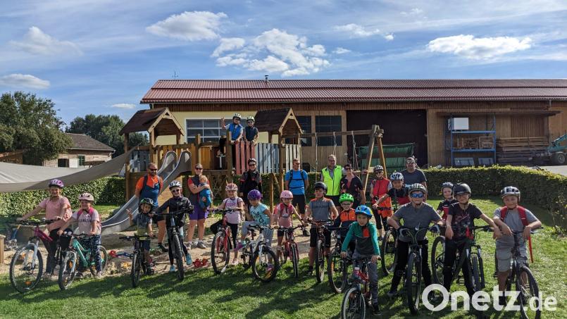 17 Mädchen und Jungen beteiligten sich an der Fahrradtour. Bild: Alexandra Hasenfürter/exb