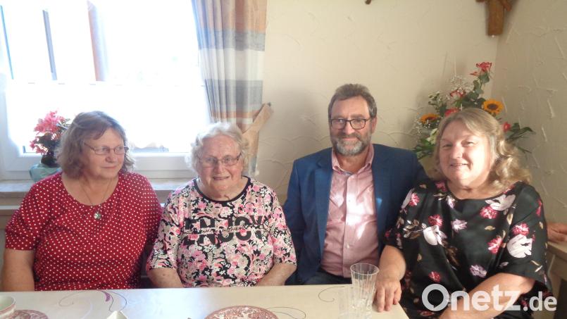 Auch Dritter Bürgermeister Robert Eibl (Zweiter von rechts) gratulierte Ursula Zwick (Zweite von links) zum Geburtstag. Mit im Bild sind die Töchter Sonja (links) und Martha (rechts) Bild: amö
