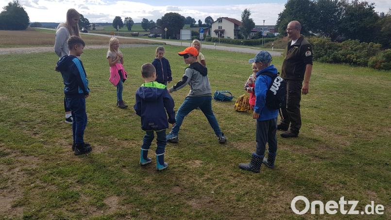 Naturpark-Ranger Heiko Hofmann erklärte den Kindern, wie die nachtaktiven Fledermäuse auf die Jagd gehen. Dies wurde dann spielerisch veranschaulicht. Bild: gi
