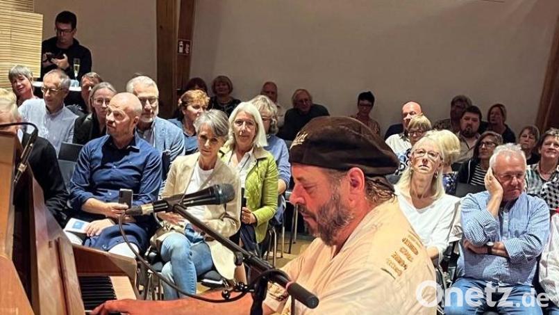 Christian Willisohn begeisterte mit seiner professionellen Bluesmusik ein 50-köpfiges Publikum im Kunsthaus Waldsassen. Bild: Wolfgang Horn/exb