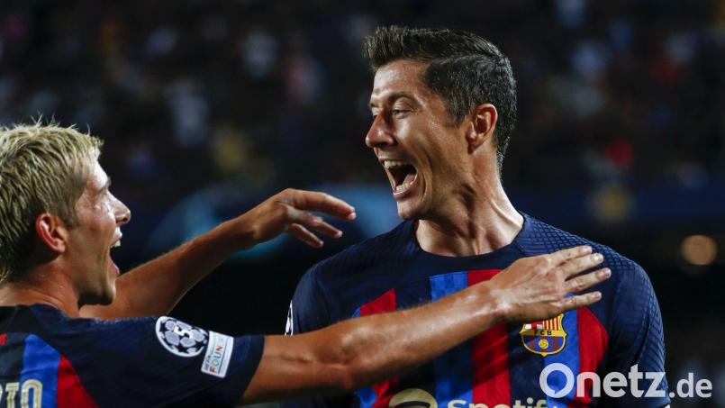 Robert Lewandowski (rechts) jubelt auch regelmäßig für den FC Barcelona. Bild: Joan Monfort/dpa