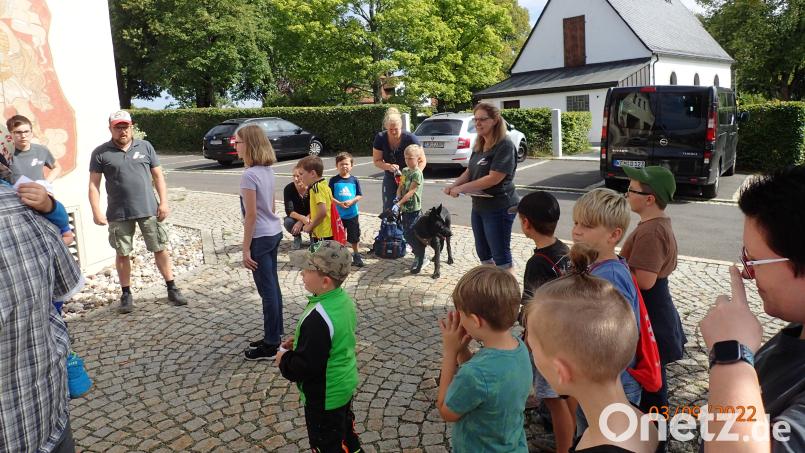 Am Samstag, 3. September, trafen sich über 20 Kinder am Nachmittag beim Feuerwehrgerätehaus zum Ferienprogramm „Schnitzeljagd mit Schatzsuche“. Aufgeteilt in zwei Altersgruppen galt es spannende Rätsel zu lösen und spielerisch den Hinweisen zur Schatzkarte zu folgen. Bild: Maria Schindler/exb