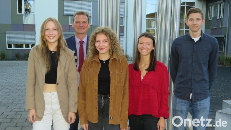 Bürgermeister Ernst Schicketanz (Zweiter von links) mit den besten Schulabgängern: Emilia Herzer (links), Leonie Scheibl, Olivia Bock und Christian Träger (Dritte bis Fünfter von links). Bild: adj