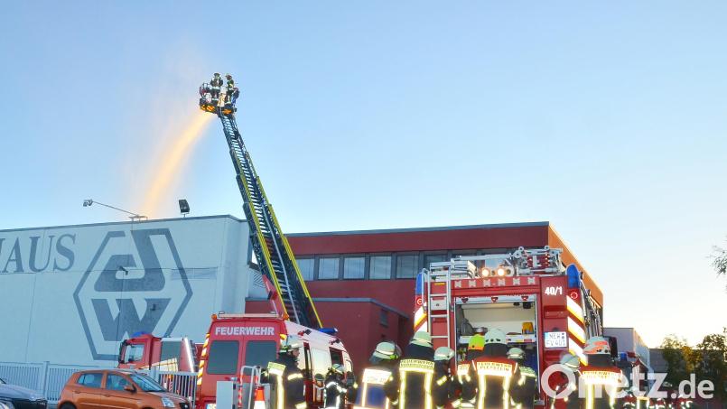Helfer aus der Grenzregion eilen zum Waidhauser Drahtwerk, um an einer Großübung teilzunehmen. Bild: fjo