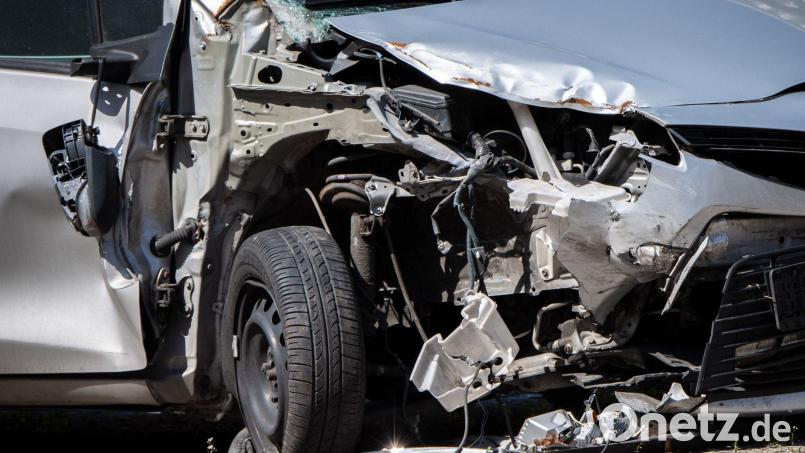 Ein Unfallschaden an einem Fahrzeug. Bild: Zacharie Scheurer/dpa-tmn/dpa/Symbolbild