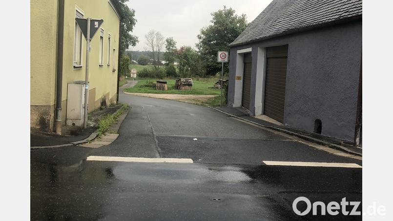 Blick von der Hüttener Straße in die Moiergasse: Die Anwohner der Moiergasse haben oft wegen Fahrzeugen, die an der Einmündung parken, Probleme in die Hüttener Straße einzufahren. Bild: sei