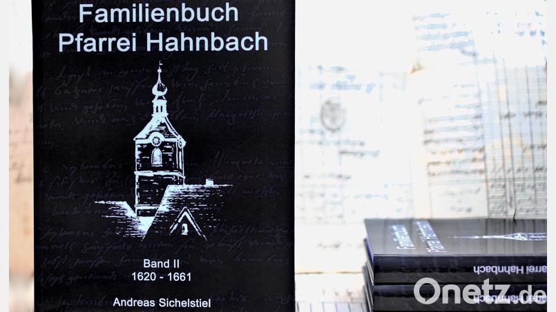 Der schwarze Einband des Buches kommt nicht von ungefähr: Zu Beginn des 17. Jahrhunderts wurde Hahnbach wieder katholisch. Die dortigen Benediktinermönche trugen schwarze Gewänder, und an diesen schwarzen Habit soll die Farbe des Buches erinnern. Bild: tat