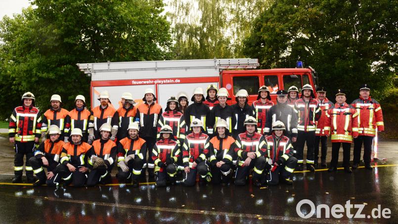 Zwei Gruppen der Feuerwehr Pleystein und eine Gruppe der Feuerwehr Vöslesrieth absolvieren die Leistungsprüfung "Gruppe im Löscheinsatz". Bild: bey