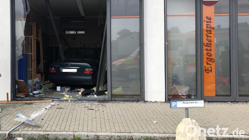Eine 82-Jährige ist in Tegernheim aus Versehen mit ihrem Auto in die Räumlichkeiten einer Ergotherapiepraxis gefahren. Bild: Polizeiinspektion Neutraubling