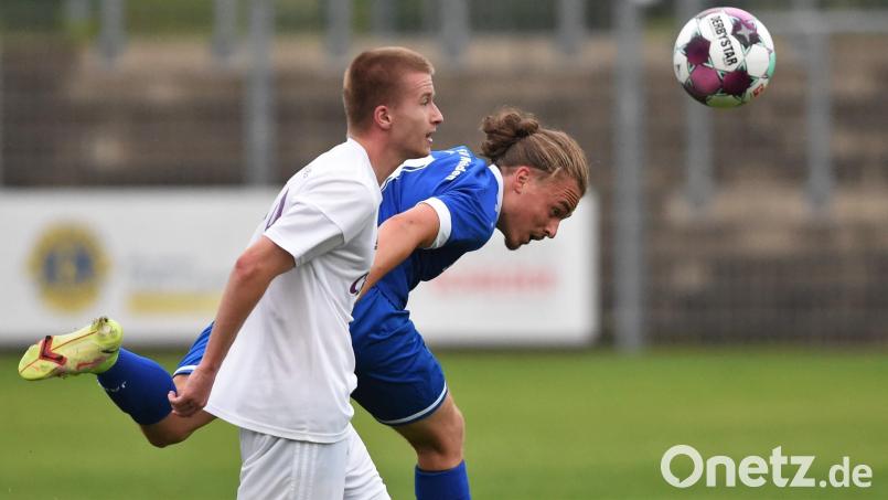 SpVgg-SV-Youngster Antonio Herrmann (rechts, Szene aus der Partie gegen den TSV Detag Wernberg) krachte mit beiden Beinen in vollem Tempo gegen den Torpfosten. Glücklicherweise erlitt er dabei "nur" beidseitige Knieprellungen. Archivbild: G. Büttner