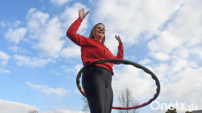 Noch wird Hula-Hoop überwiegend in Wohnzimmern oder unter freiem Himmel trainiert, doch das könnte sich bald ändern. Die Sportvereine im Landkreis Schwandorf haben den Trend im Visier, Übungsleiter sind allerdings meist rar. Archivbild: Gabi Schönberger