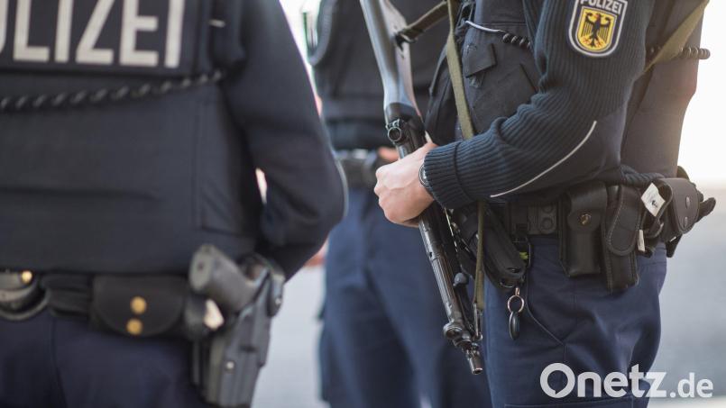 20 Objekte in drei Bundesländern hat die Bundespolizei am Dienstag durchsucht, um gegen einen mutmaßlichen Schleuserring vorzugehen. Auch in Kümmersbruck (Landkreis Amberg-Sulzbach) war es zu einer Durchsuchung gekommen. Symbolbild: Matthias Balk/dpa