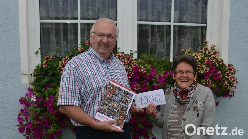 Flohmarkthändlerin Christa Wildenauer überreicht Herbert Putzer, Vorsitzender der Kinderkrebshilfe in der Region Oberpfalz Nord, 1000 Euro. Bild: dob