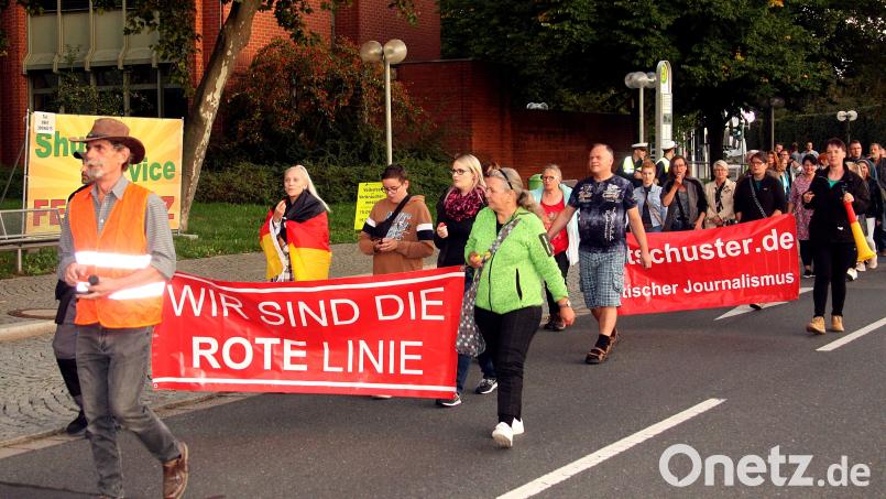 Helmut Bauer (links) führt nach eigenem Bekunden letztmals einen Protestzug an. Bild: R. Kreuzer