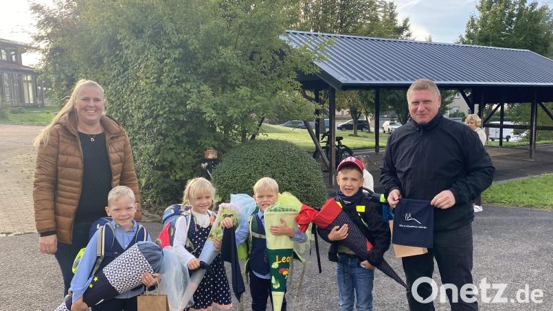 „I bin a Hirschauer Stückl“ – so steht es auf den Loop-Schals, mit denen sich die 53 Abc-Schützen der Hirschauer und Ehenfelder Grundschule künftig vor Wind und Kälte schützen können. Spendiert wurden ihnen die Schals von den CSU-Ortsverbänden Hirschau bzw. Ehenfeld und dem FU-Ortsverband. Im Bild v. l.: Stadträtin Michaela Meier, die Drillinge Lukas, Lena und Leopold Meindl, Timo Hofmann und Stadtrat Martin Merkl. Bild: u