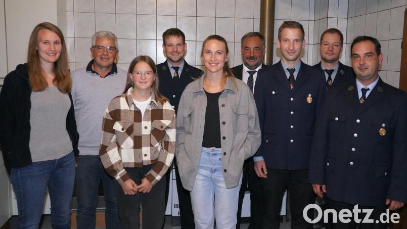 Die drei neuen Feuerwehrfrauen der Feuerwehr Spielberg (von links): Eva Gmeiner, Antonia Weiß und Anita Gmeiner. Georg Schmid (hinten links) wird für 50 Jahre Mitgliedschaft geehrt. Bild: fvo