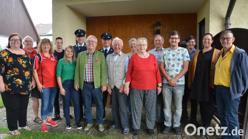 Johann Konz (Achter von rechts) feierte am Sonntag seinen 85. Geburtstag. Mit im Bild Ehefrau Edeltraud (Sechste von rechts). Bürgermeister Toni Dutz (Siebter von links) überbrachte die Glückwünsche der Marktgemeinde Wiesau. Bild: jr