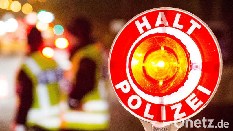Bei einer nächtlichen Kontrolle nahe Freudenberg hat die Polizei eine betrunkene 57-Jährige aus dem Verkehr gezogen. Symbolbild: Daniel Bockwoldt/dpa