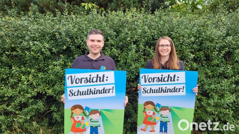 Mit diesen Plakaten will die Junge Union für mehr Verkehrssicherheit auf den Schulwegen sorgen. Bild: Philipp Troppmann/exb