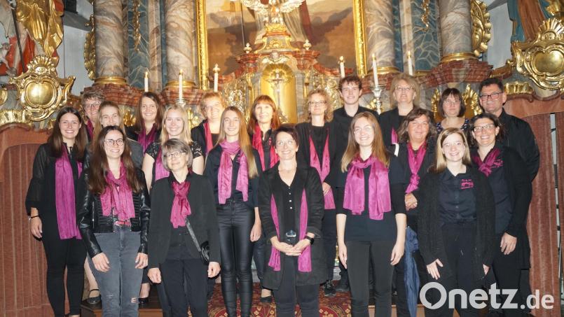 Pink ist die Erkennungsfarbe des Chors &quot;Ganz &amp; Gar&quot;. Mittlerweile gehören auch drei Männer dem Chor an, sie spielen Gitarre, Mundharmonika und Cajon. Bild: wel