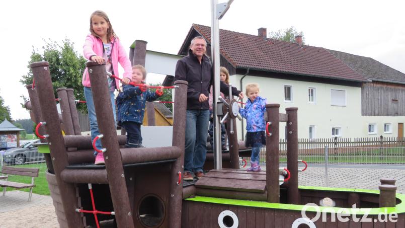 Mit Bürgermeister Reinhard Sollfrank am Steuer läuft das Spielschiff auf dem neuen Kinderspielplatz zum ersten Mal aus. Bild: adj
