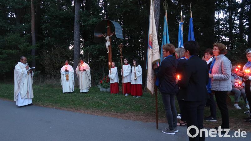 Den Abschluss des Frauentages mit Pfarrer Madanu bildete die Lichterprozession zum Drechselberger Kreuz. Bild: rha