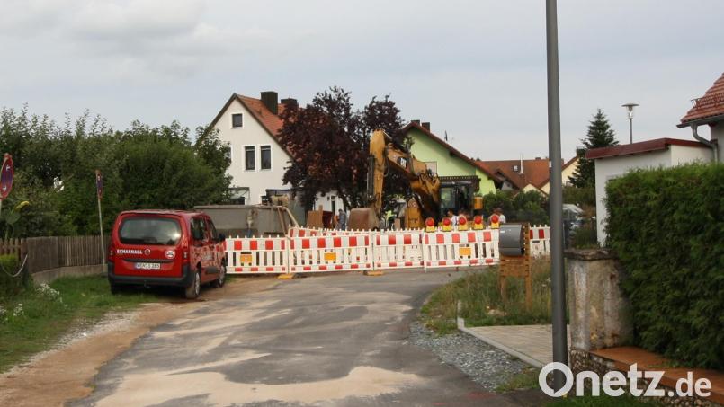 Modernisieren und verschönern wird in Schwarzenbach groß geschrieben. Während die Gemeinde den Bau der neuen Fremdwasserkanalisation (Bild) und des Gemeindezentrums zügig vorantreibt, können Bürger im Ortserneuerungs-Sanierungsgebiet weiterhin bestimmte bauliche Maßnahmen mit Zuschüssen aus dem gemeindlichen Förderprogramm finanziell unterfüttern. Bild: bjp