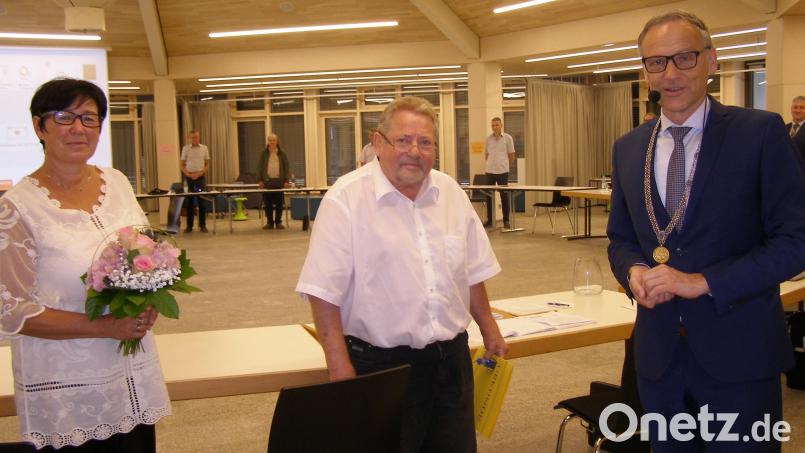 Dr. Jürgen Mahner (Mitte) bekam von Bürgermeister Bernd Sommer die Ehrennadel in Silber der Stadt Waldsassen verliehen. Mahners Ehefrau Sabine erhielt einen Blumenstrauß. Bild: pz