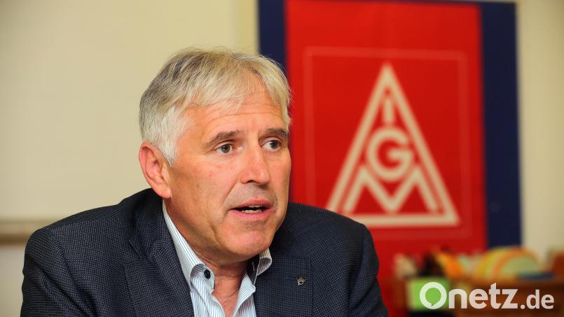 Horst Ott, der 1. Bevollmächtigte der IG Metall Verwaltungsstelle Amberg, macht deutlich, dass sich die Arbeitnehmer bei den anstehenden Tarifverhandlungen nicht mit einer Billiglösung abspeisen lassen wollen. Bild: Wolfgang Steinbacher