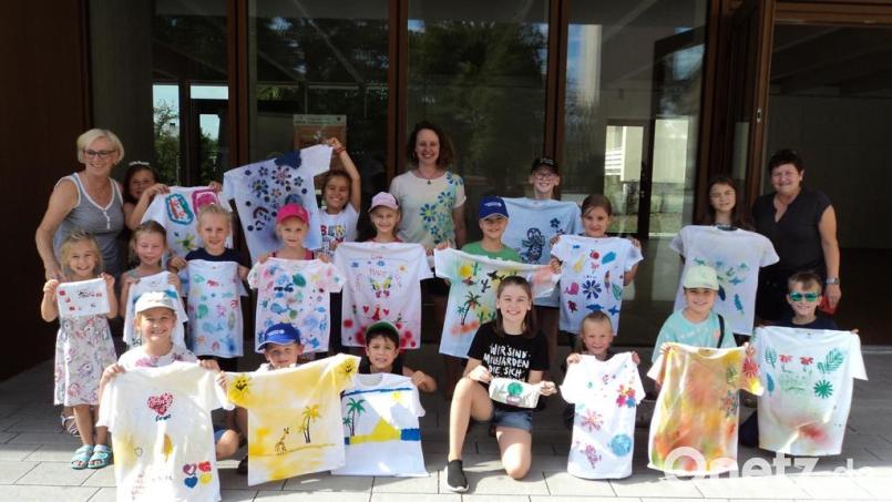 Im Ferienprogramm des Frauenbunds Schwarzenfeld bedruckten die Kinder ihre T-Shirts. Bild: Susanne Kochherr/exb