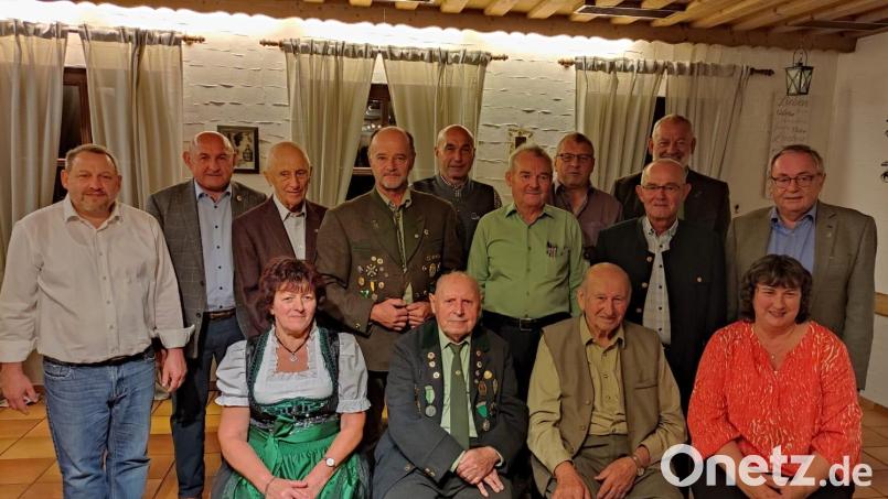 Gemeinsam mit Zweitem Schützenmeister Uwe Friedrich und Zweitem Bürgermeister Georg Götz (hinten, von links) sowie Altbürgermeister Hans Kummert (rechts) ehrt Schützenmeister Werner Wendl (hinten, Vierter von links) langjährige Mitglieder. Darunter für 70 Jahre Hans Stiegler und Josef Sichelstiel (sitzend, Zweiter und Dritter von links). Bild: ufh