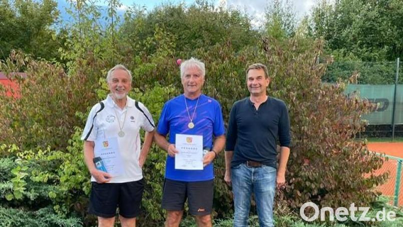 Anton Kredler (Mitte) belegte im in der Kategorie Herren 60 den ersten Platz vor Ernst Gumpenberger (links). Turnierleiter Hugo Klarner gratulierte. Bild: Oliver Stienen