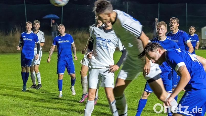 Mit einem wuchtigen Kopfball erzielte Felix Weiss (weißes Trikot) den 2:2-Ausgleich. Am Ende unterlag der SV Schwarzhofen aber gegen die SpVgg SV Weiden II mit 2:1. Bild: gud