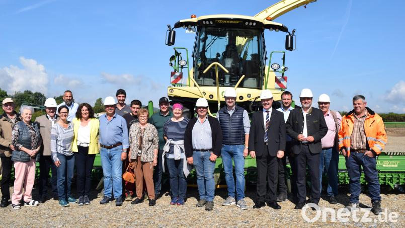Die Unternehmerfamilie Igl, Bürgermeister Frank Zeitler und Firmenvertreter trafen sich zum Baubeginn für das neue Unternehmen „Igl Agrartechnik“ im neuen Industrie- und Gewerbegebiet „Am Baderfeld“. Bild: bnr