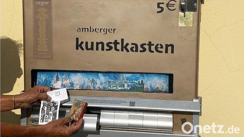 Derzeit schmückt ein Werk von Norbert Scharf den Amberger Kunstkasten selbst. Links ein Linolschnitt von Anna-Maria Wenzel, rechts ein Werk von Anastasia Budjak, 20 Jahre, aus Cernowitz. Sie bemalt die Schachteln direkt. Bild: Achim Hüttner/exb