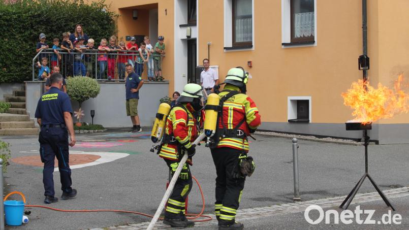 Was passiert, wenn ein Fettbrand mit Wasser gelöscht wird, zeigt die Feuerwehr Schwarzenbach beim Kinderaktionsaktionstag. Bild: Feuerwehr Schwarzenbach/exb