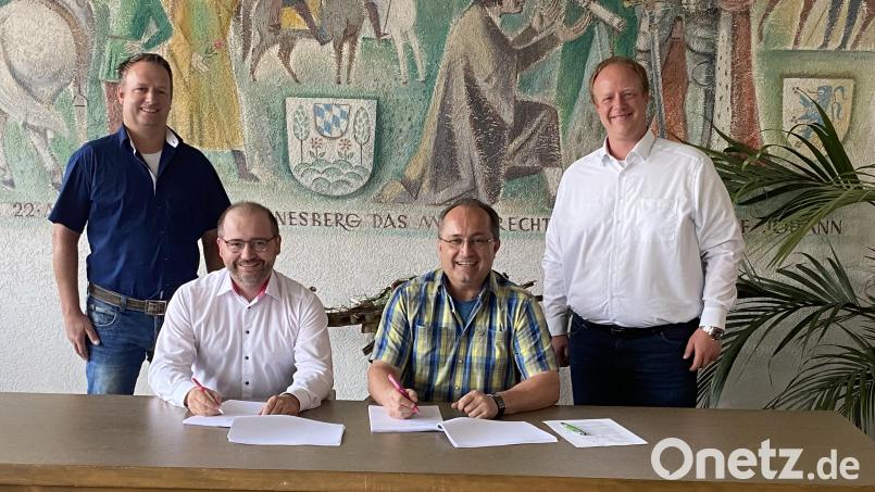 Bürgermeister Ludwig Gürtler (Zweiter von rechts) unterzeichnet den Kooperationsvertrag. Mit dabei ist Andreas Rudloff (rechts), Regionalmanager der Deutschen Telekom, und (von links) Eduard Maier, Berater Breitbandtechnik und Planung, und Rainer Spiegel, kommunaler Ansprechpartner der Deutschen Telekom Technik. Bild: Josef Glas