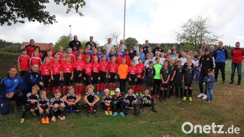 Acht U11-Mannschaften nahmen am "Norbert-Schnurrer-Gedächtnisturnier" der Kondrauer Sportfreunde teil. Im Bild die Teams mit den jeweiligen Betreuern und Trainern. Bild: kro