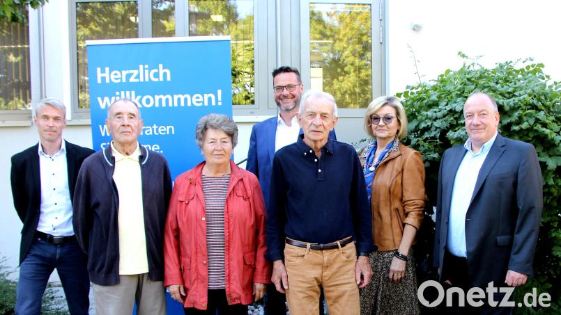 50 Jahre bei der Raiffeisenbank: (von links) Geschäftsstellenleiter Bernd Windisch, Josef Ritt, Ingrid Müller, Vorstandsmitglied Michael Sommer, Johann Langhans, Aufsichtsratsvorsitzende Eva Birkmüller und Vorstandvorsitzender Frank-E Kirchhof. Bild: ds
