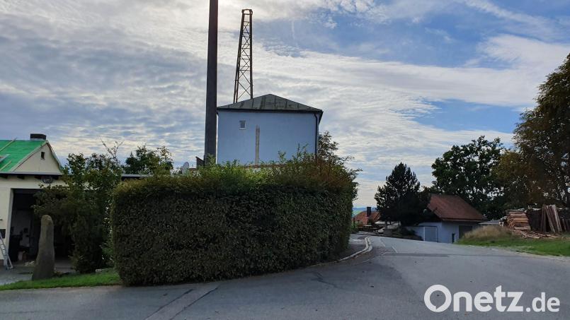Auf dem Gebäude Scheibenweg/Ecke Mühlenweg soll eine neue Mobilfunkstation angebracht werden. Für den Bauausschuss Windischeschenbach ging es zunächst nur um die Dachkonstruktion. Bild: Lowak