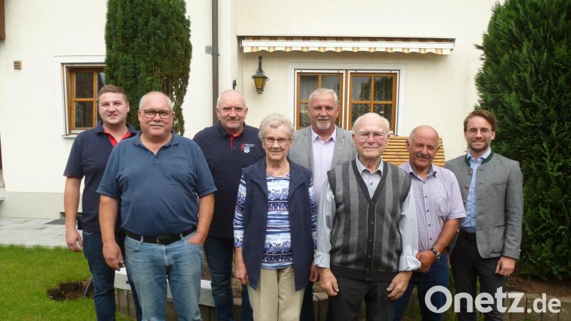 Mit 95 Jahren die Ruhe selbst: Hans Eller (vorne Dritter von links) neben seiner Frau. Bild: bk