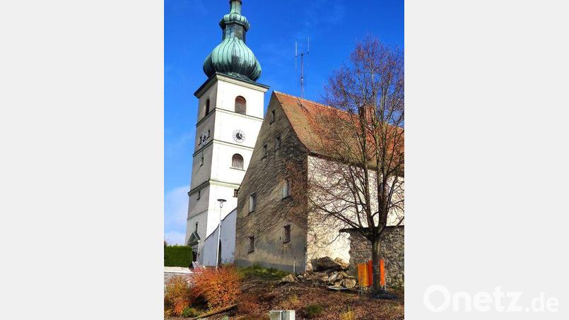 Der Startschuss für die Sanierung des Kooperatorenhauses, dem alten Pfarrhof von Beidl, ist gefallen. Das denkmalgeschützte Gebäude soll als Dorfgemeinschaftshaus mit neuem Leben erfüllt werden. Bild: Wolfgang Jäger/exb