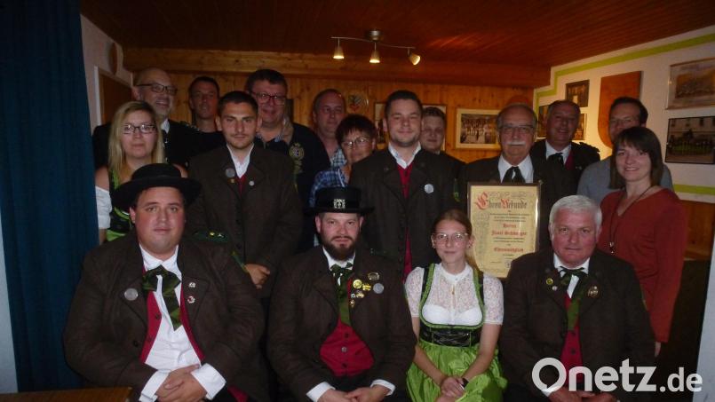 Sebastian Ludwig, Manuel Knötig, Sophie Rettinger, und Reinhold Tafelmeyer bilden das Führungsquartett (vorne von links). Ihnen gratulieren Gauschützenmeister Wolfgang Weiß und Dritter Bürgermeister Thomas Schönberger (hintere Reihe von links). Bild: bk