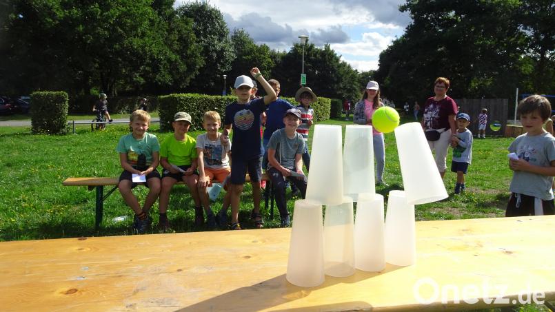 Becherwerfen war eine der Stationen beim &quot;Spiel ohne Grenzen&quot; zum Abschluss des Kinderferienprogramms in Neustadt/WN. Bild: krb