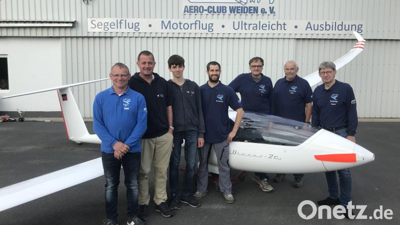 Die Bundesliga-Segelflieger des Aero-Clubs Weiden: (von links) Josef Eger, Peter Werner, Julius Werner ,Philipp Pollinger, Hans Stock, Thiel Josef, Bernd Morawitz. Nicht auf dem Bild: Aleksander Umov, Michael Münchmeier. Bild: Aero-Club
