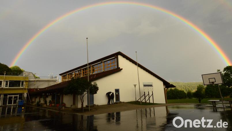 Der Regenbogen überspannt regelrecht die Turnhalle der Zottbachtalschule Bild: bey