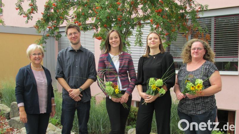 Rektorin Gudrun Lehner hieß Sebastian Högl, Alena Kraus, Lea Schröder und Karin Wagner (von links) im Lehrerkollegium willkommen. Bild: bkr